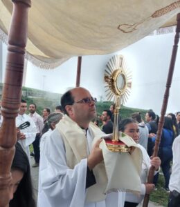 Foto del Padre William con el santísimo