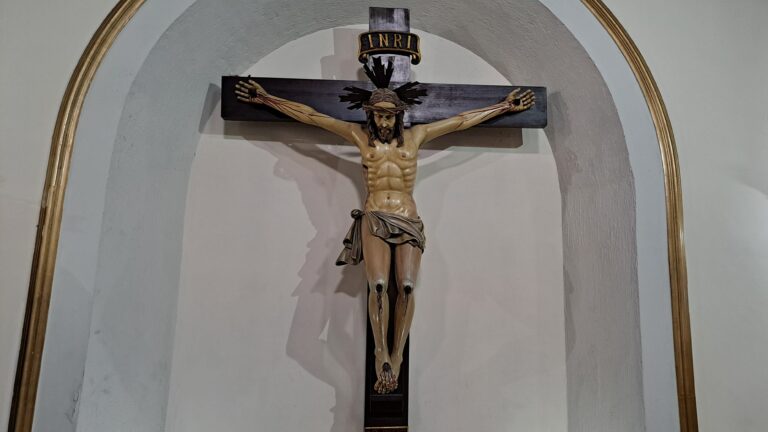 Jesús de madera en la Cruz Basílica