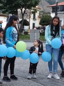 Niñas en el Rosario en Timotes